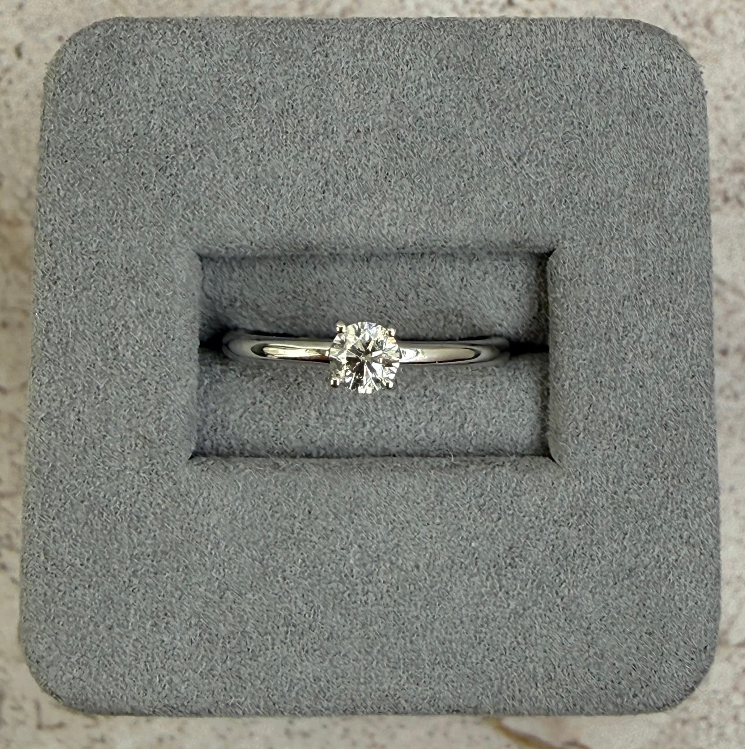 Anel Solitário com Diamante