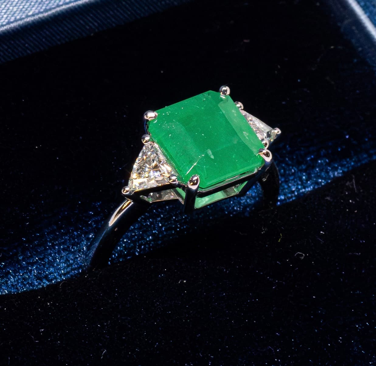 Anel Trillion com Esmeralda e Diamantes