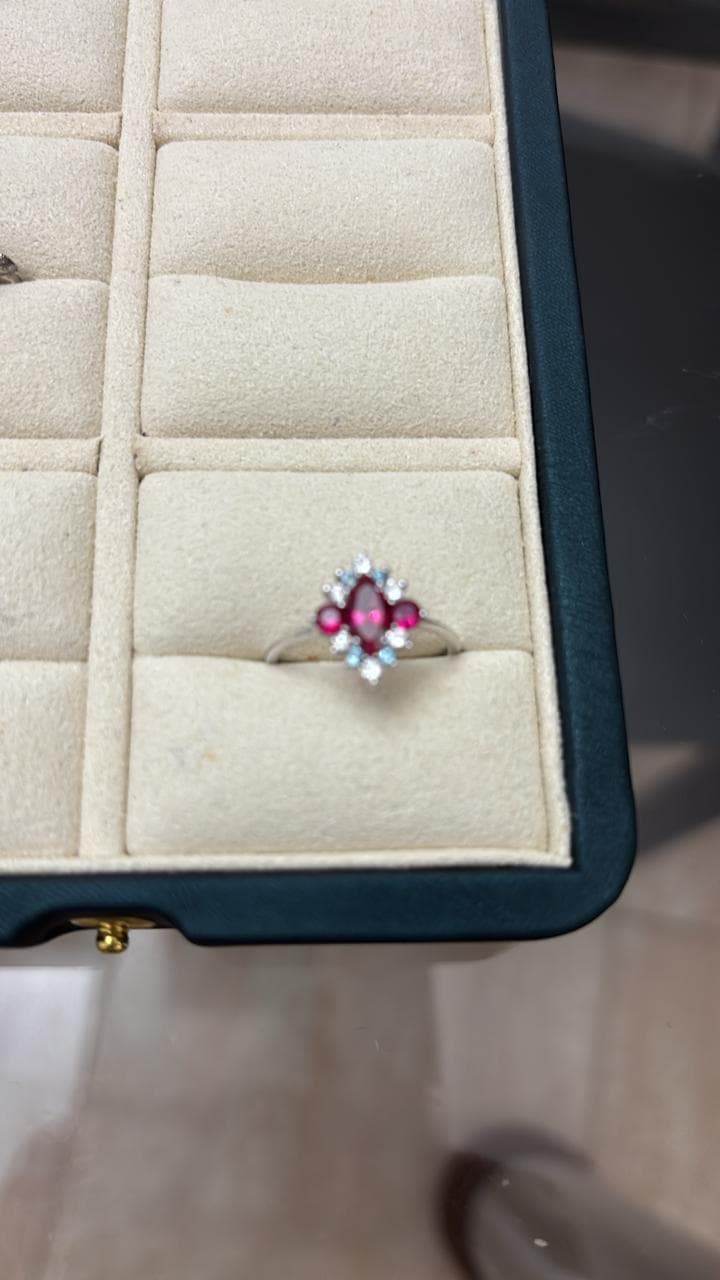 Anel com rubi diamante e topazio