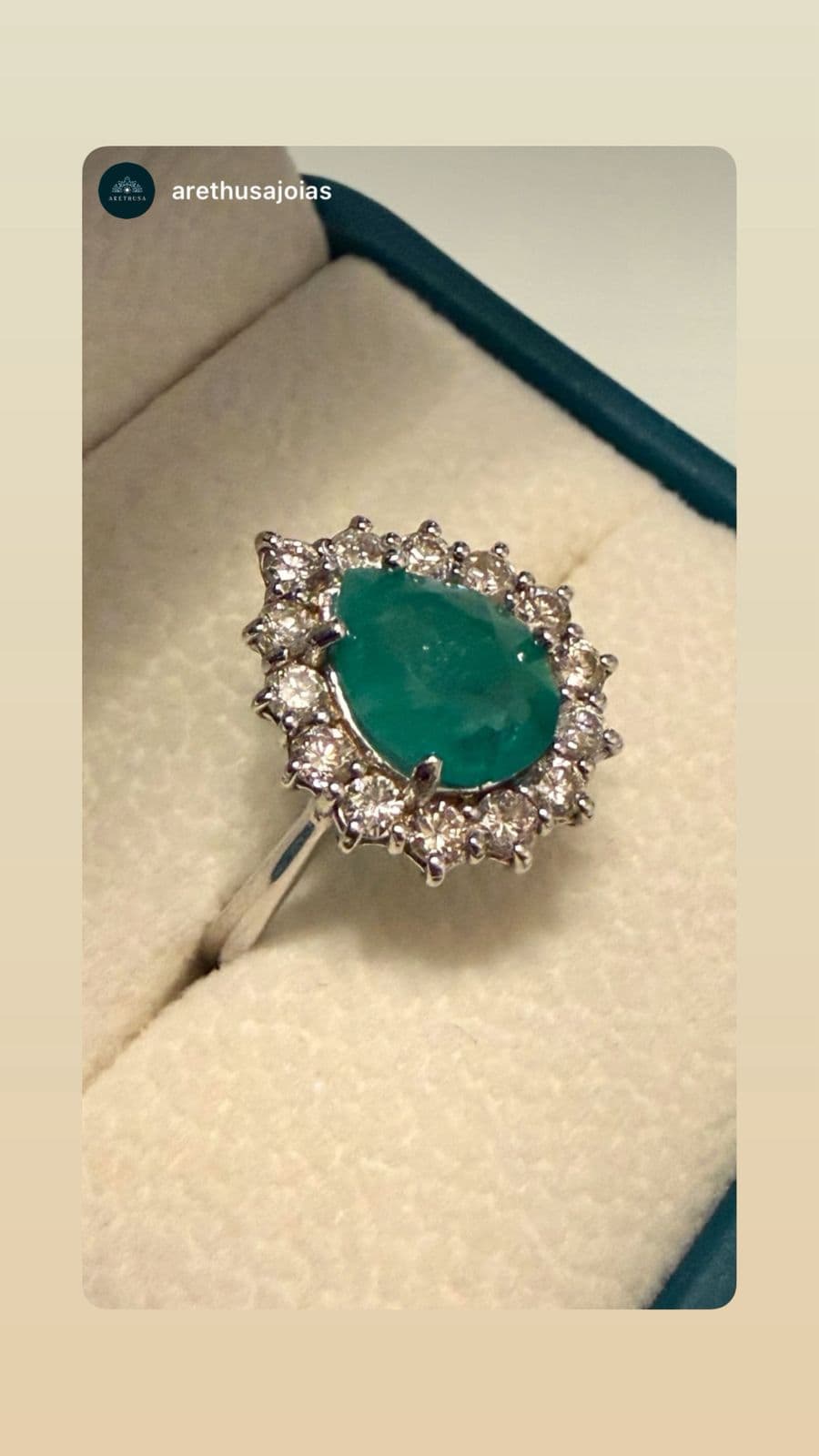 Anel esmeralda e diamantes
