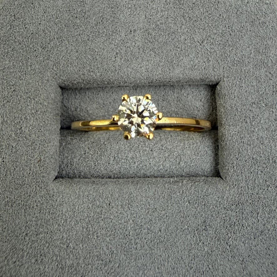 Anel Solitário com Diamante