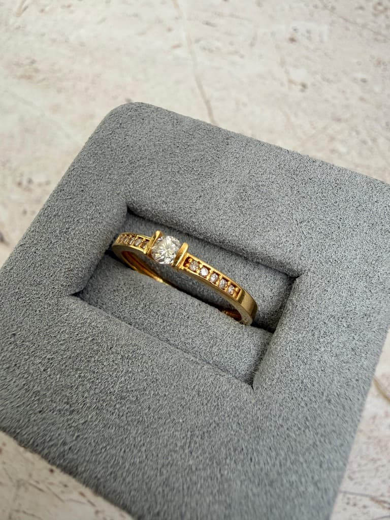 Anel Solitário com Diamantes