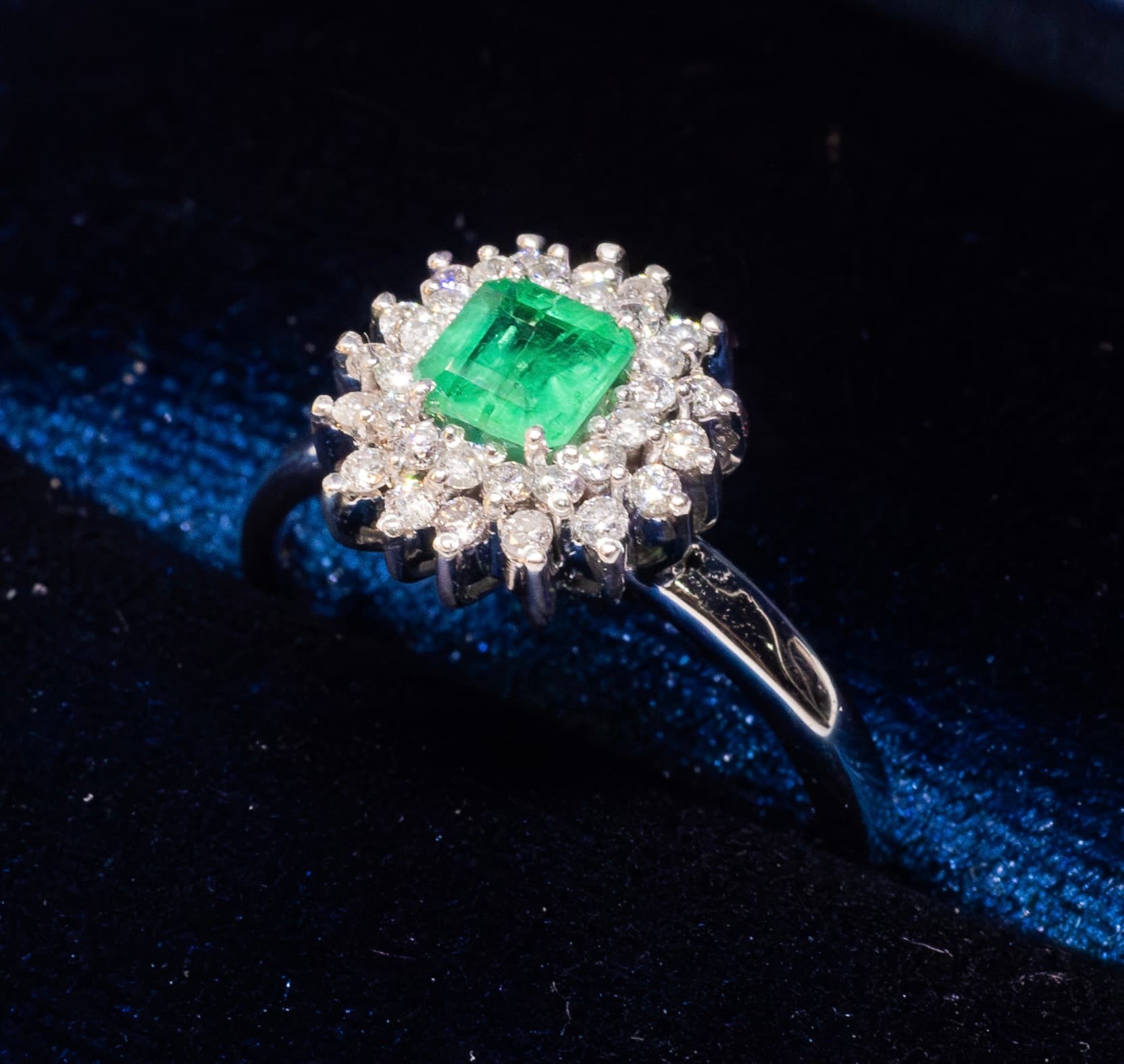 Anel com Esmeralda e Diamantes